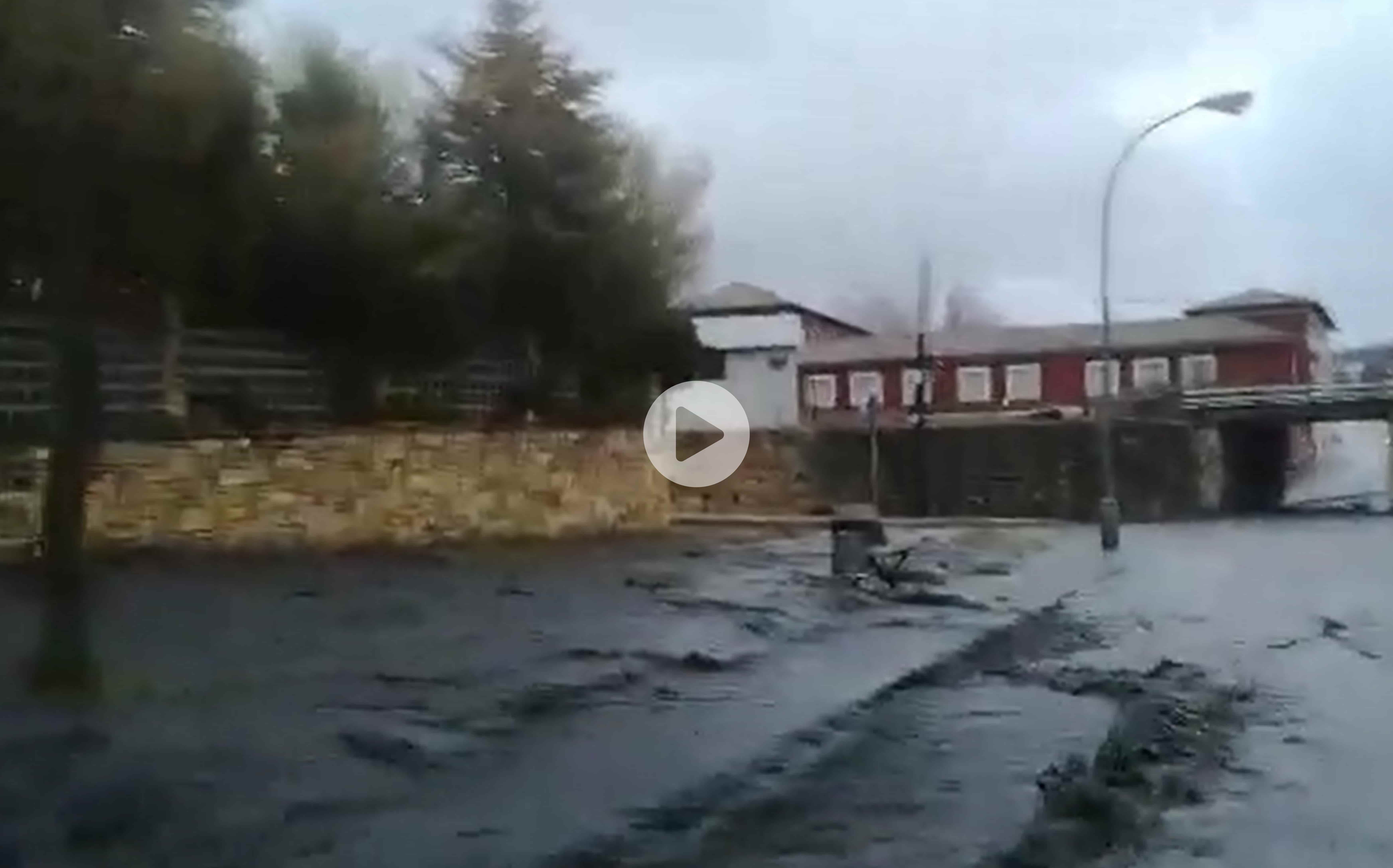 Las fuertes lluvias junto al deshielo anegan las calles de Guardo