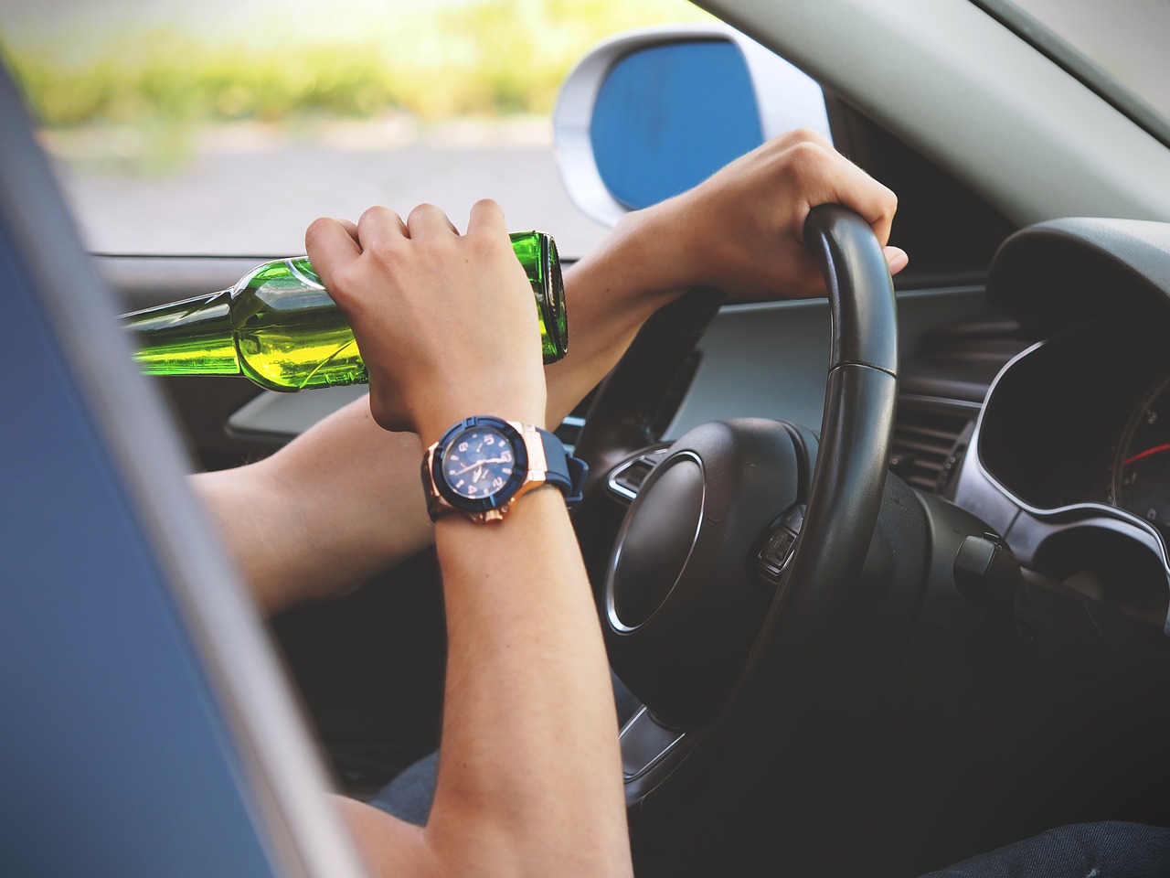 Da positivo en alcohol, sin carnet de conducir y sin ITV