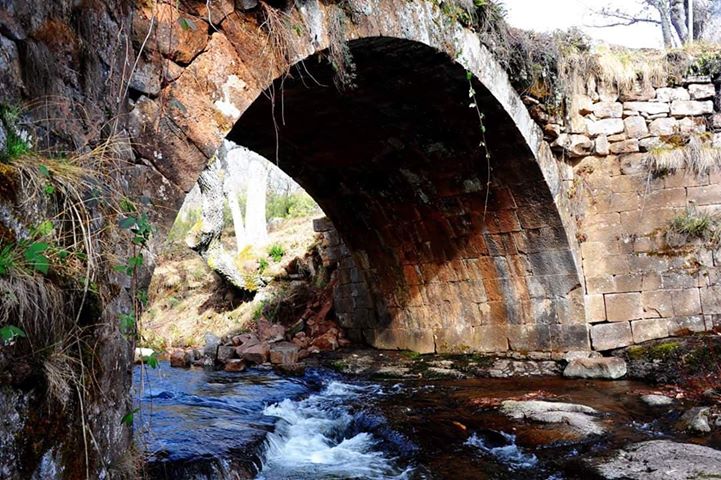 Se desprende parte del puente romano de Rojadillo