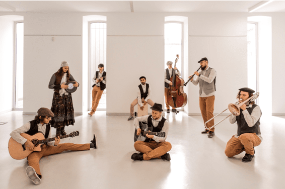 La moda de alta costura y la música desfilan unidas en Palencia