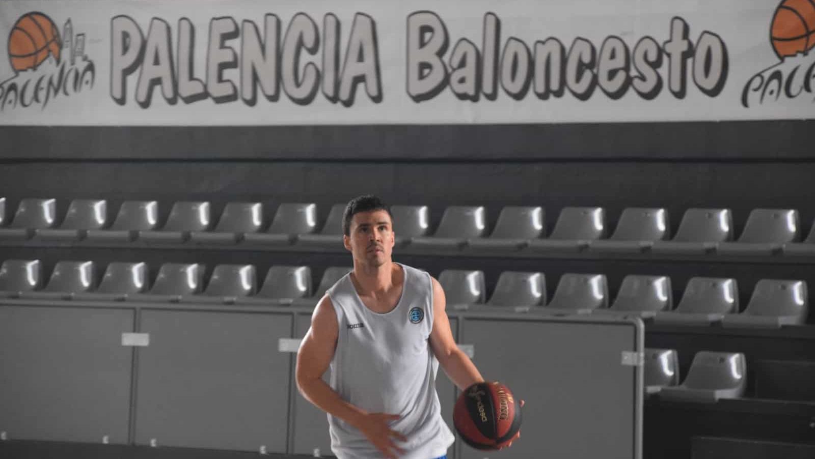 Dani Pérez, exjugador del Palencia Baloncesto, entrena en el Pabellón Municipal