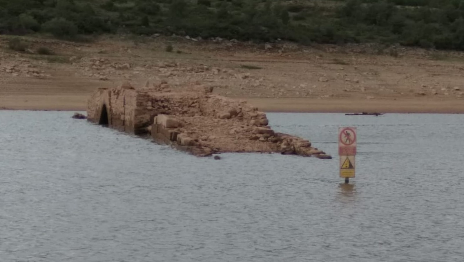 La sequía saca a la superficie el puente de Villanueva del Río en el embalse de Aguilar de Campoo