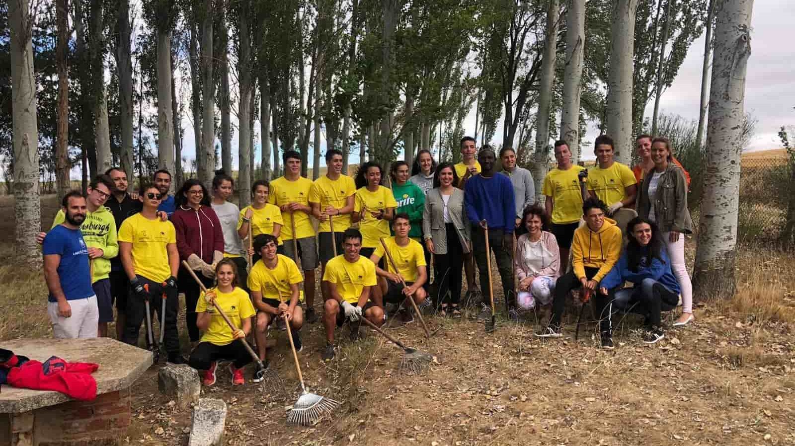 Visita a los jóvenes del Campo de Voluntariado en Villalón de Campos