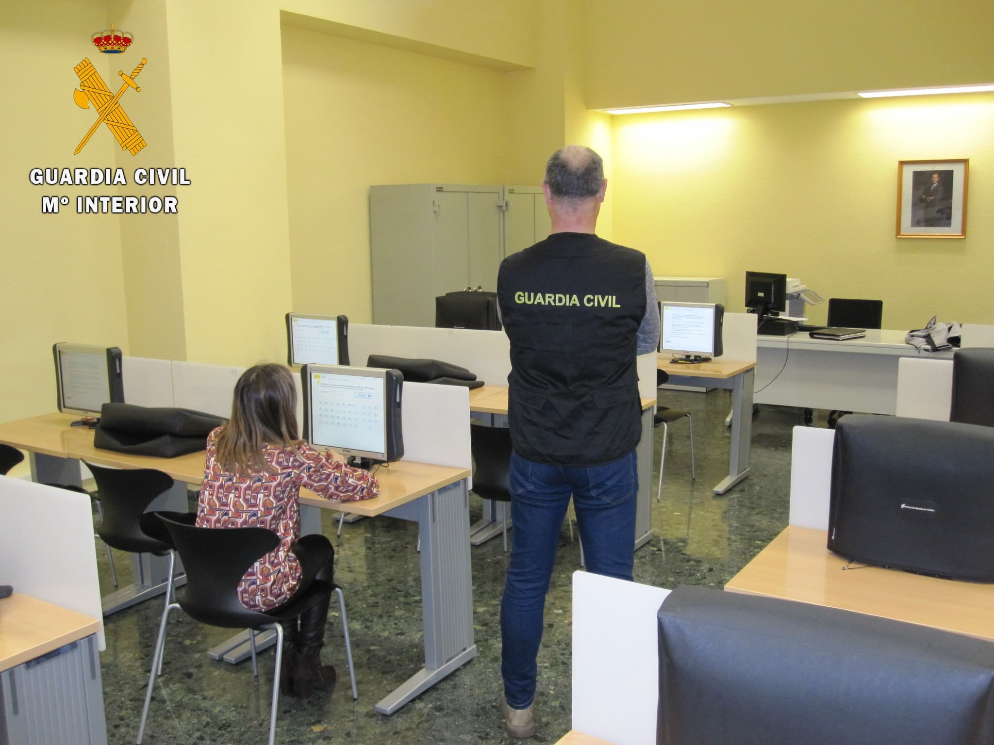 Detenidos por falsificar documentos de identidad para realizar el examen teórico de conducir