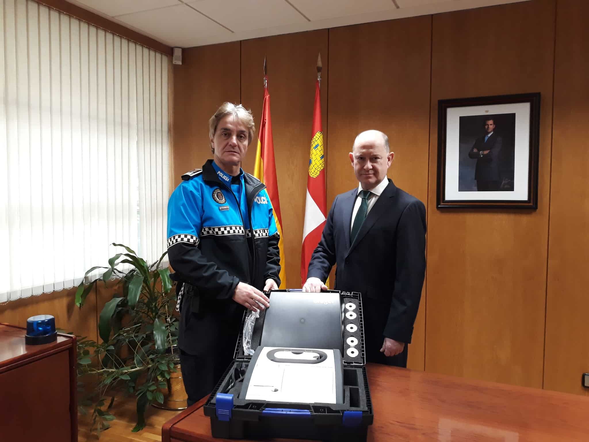 La DGT cede un nuevo alcoholímetro de última generación a la policía de Palencia