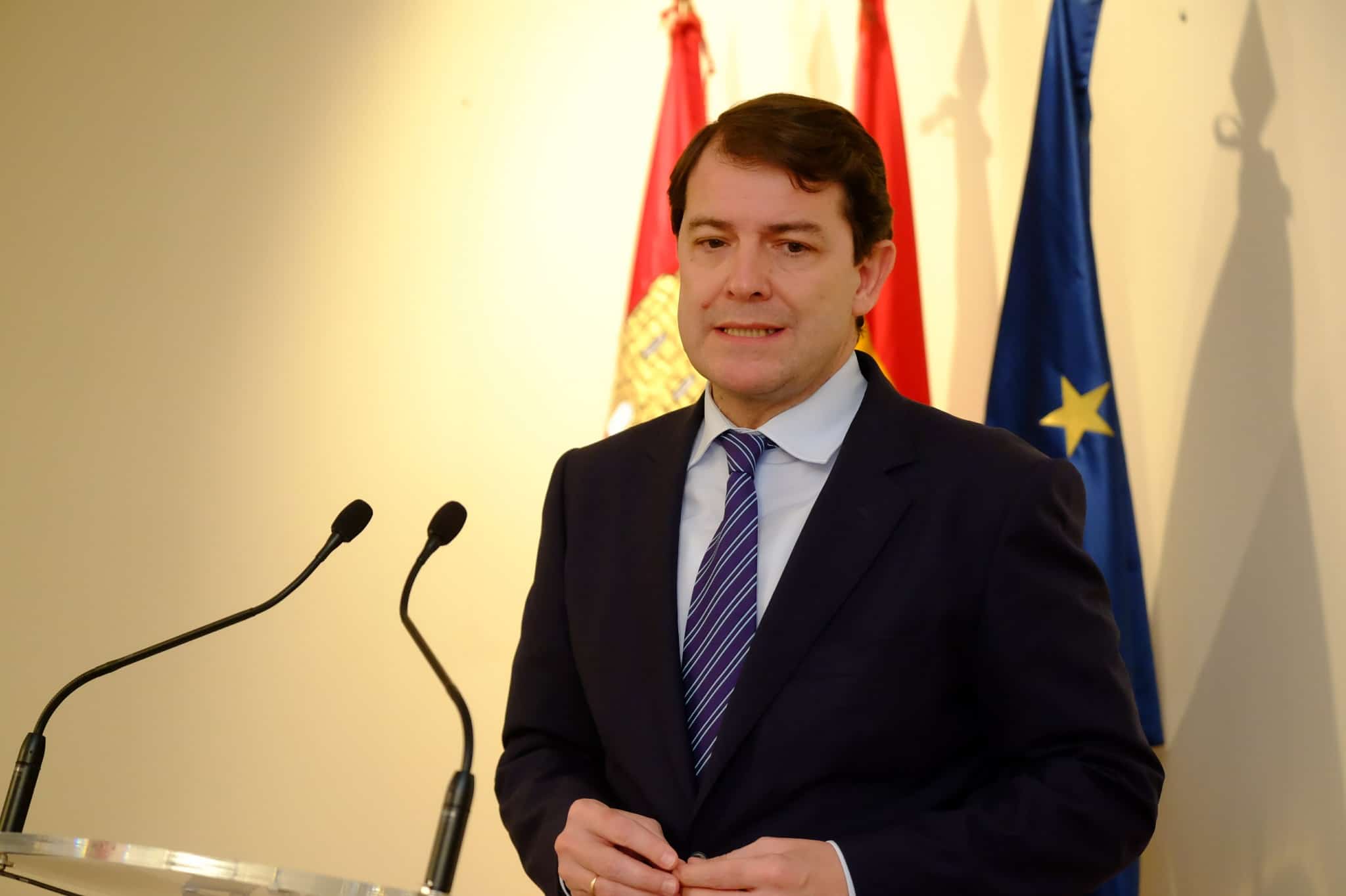 Mañueco traslada a Sánchez su disposición al diálogo, pero pide que se cumplan los compromisos con Castilla y León