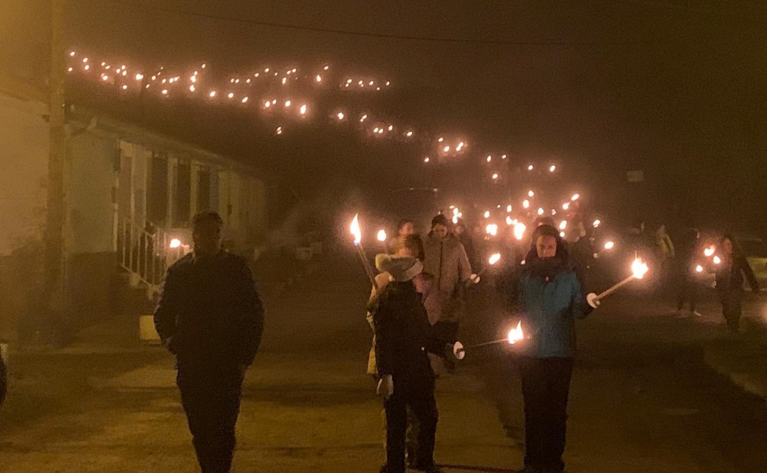 Medio millar de antorchas se abren paso en la niebla de la Montaña Palentina