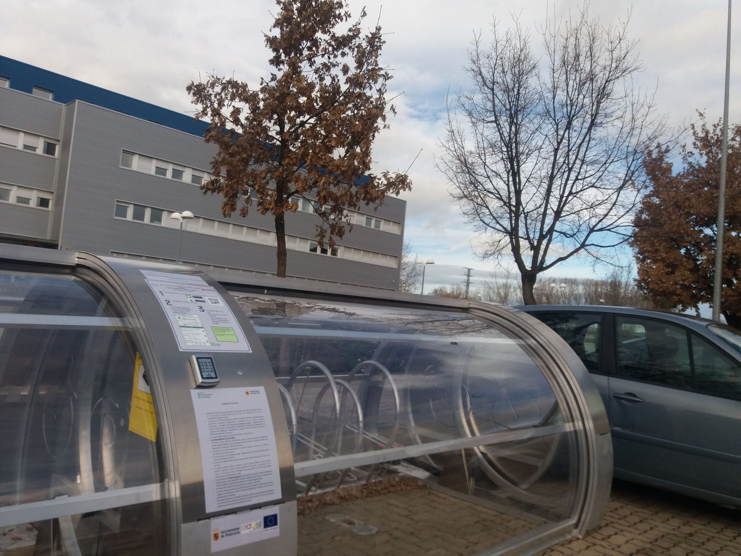 Cuatro nuevos aparcabicis inteligentes han entrado hoy en funcionamiento