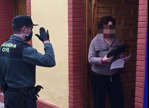 La Guardia Civil reparte mini portátiles a niños de Herrera de Pisuerga