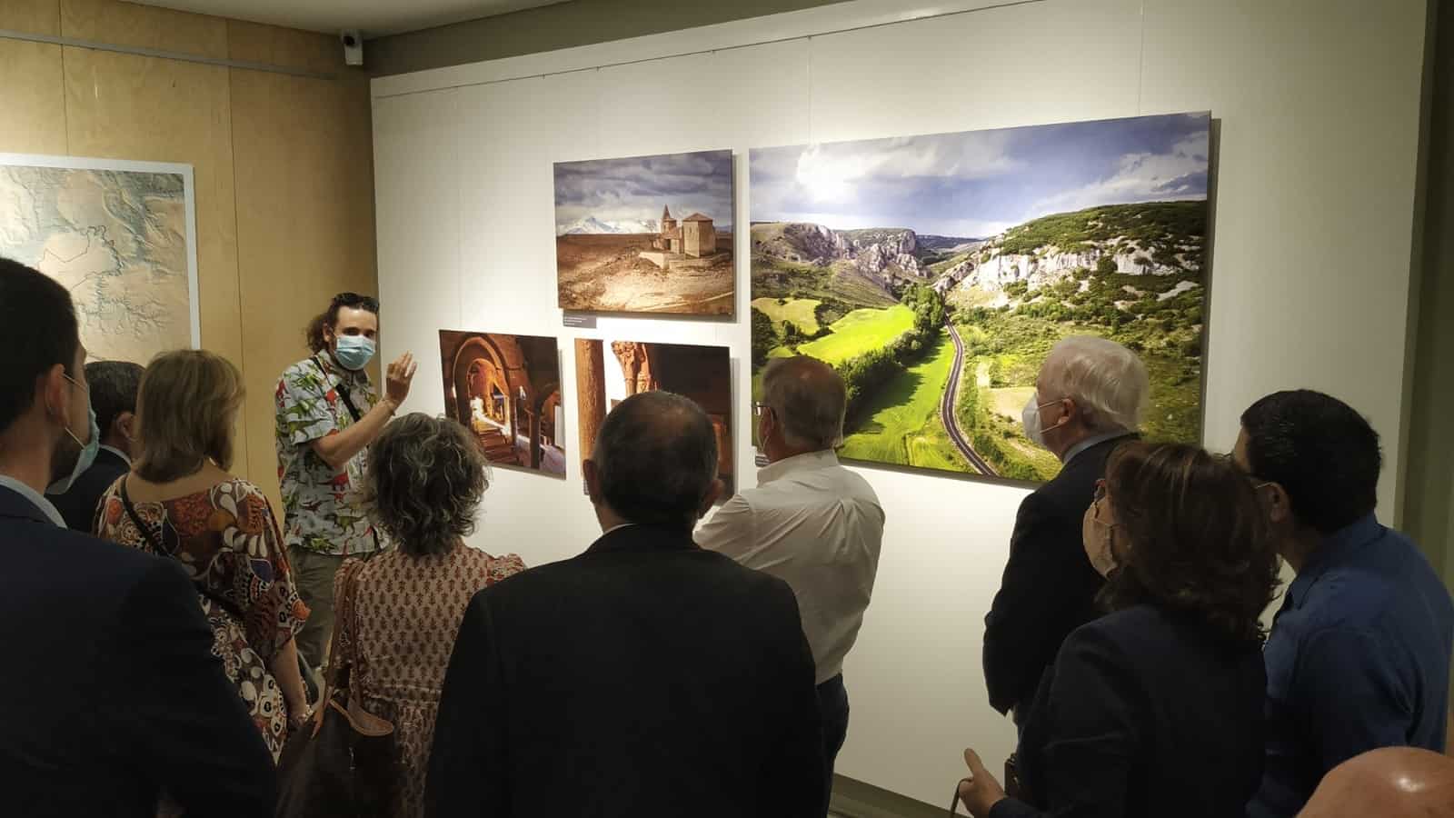 Una exposición fotográfica en el Consulado del Mar reivindica el Geoparque Las Loras como “una joya de la naturaleza”