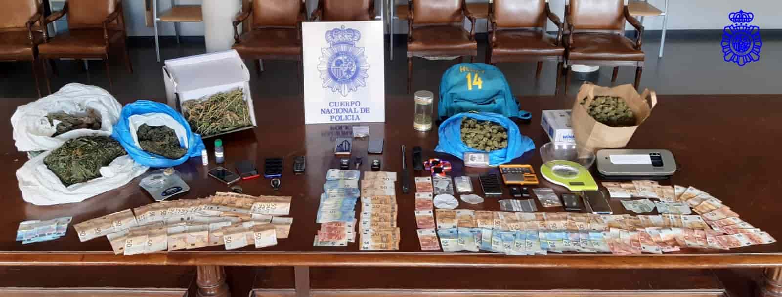 Policía Nacional detiene a cuatro hombres y una mujer como presuntos autores de un delito de tráfico de drogas