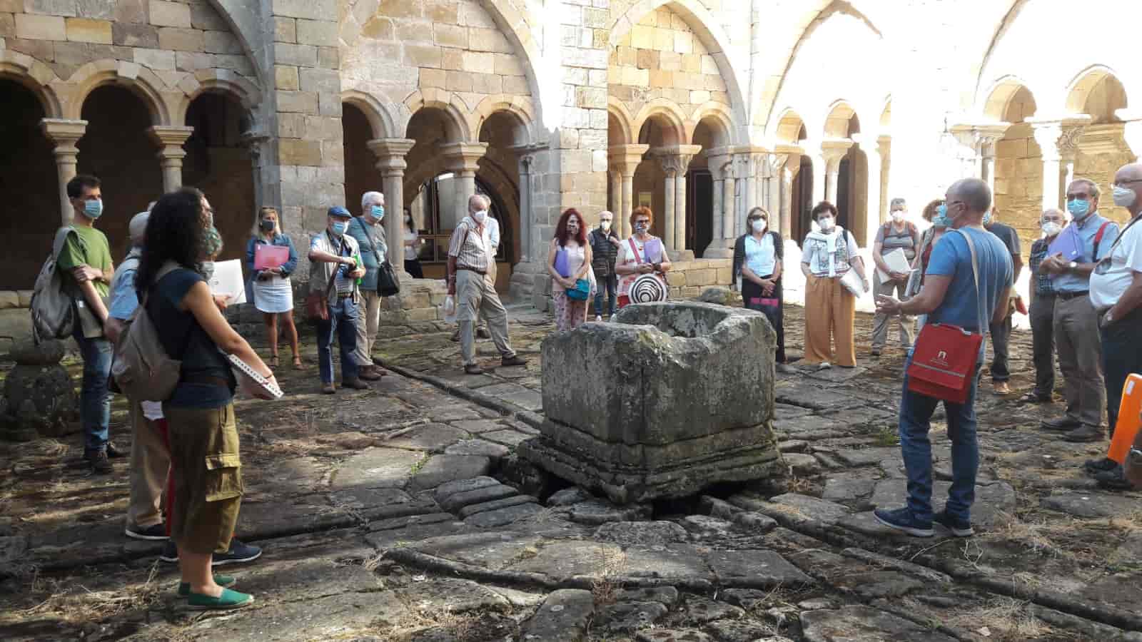 Más de 40 personas participan en el taller «Vestir la Casa de Dios. Mobiliario y ornato en el edificio Románico»