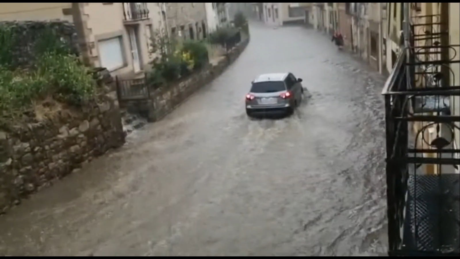 Una tormenta vuelve a inundar las calles de Barruelo de Santullán