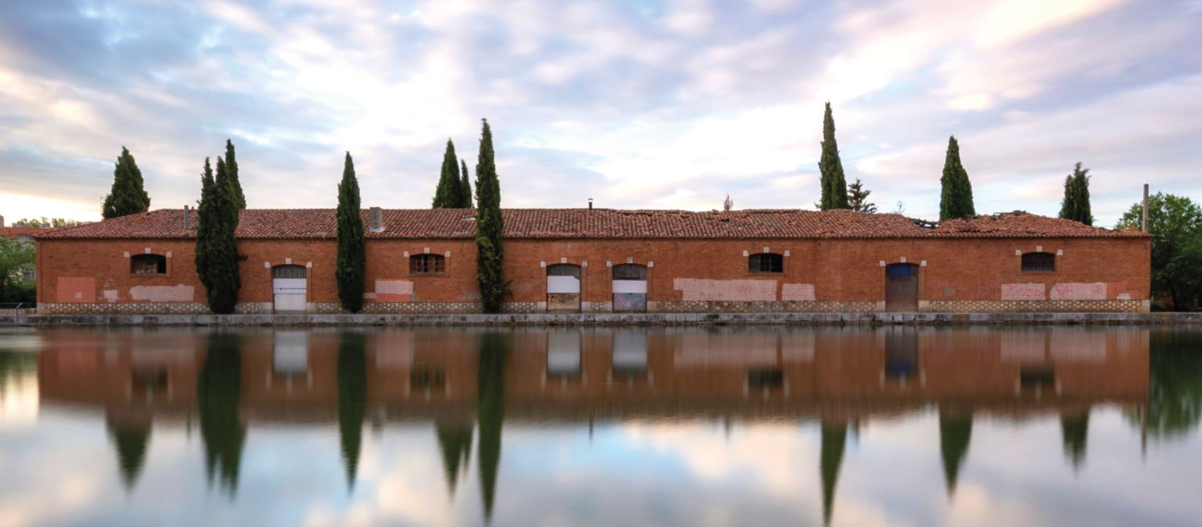 Navega por la Dársena del Canal de Castilla en Palencia