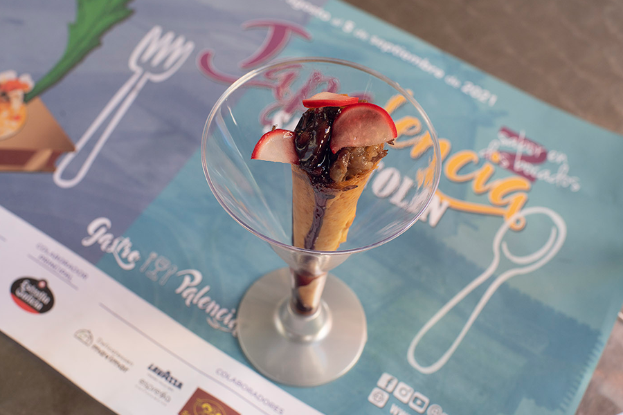Falso helado de rabo de toro con toppins de rábano y sirope de vino tinto ~ La Cantina ~ La Galería