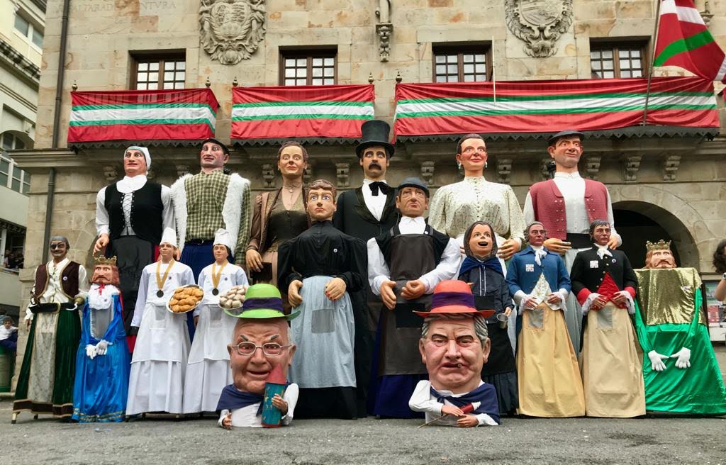 La Calle Mayor acoge a los gigantes y cabezudos de Bergara y Palencia