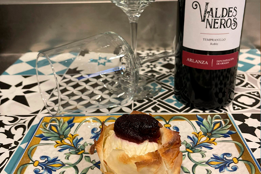 Pasta filo con queso de la Olmeda y mermelada de vino tinto de Valdesneros ~ 979