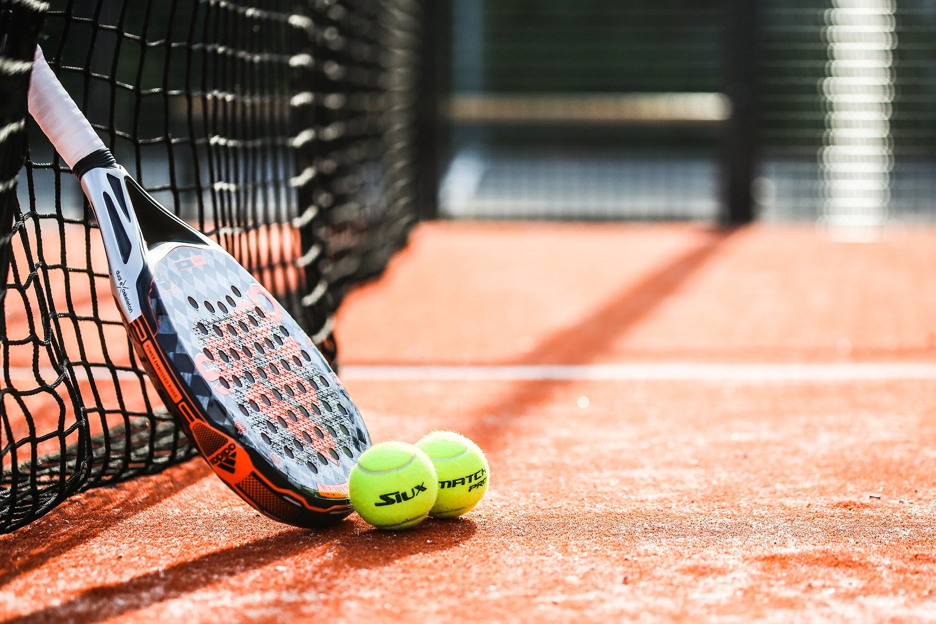 Beneficios de jugar al pádel en familia
