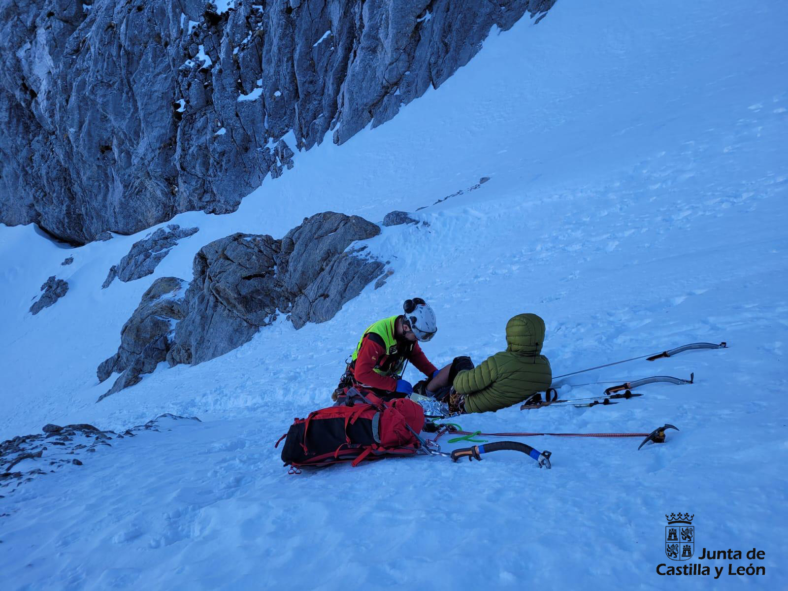 El Grupo de Rescate de Protección Civil socorre a un montañero en el pico Espigüete