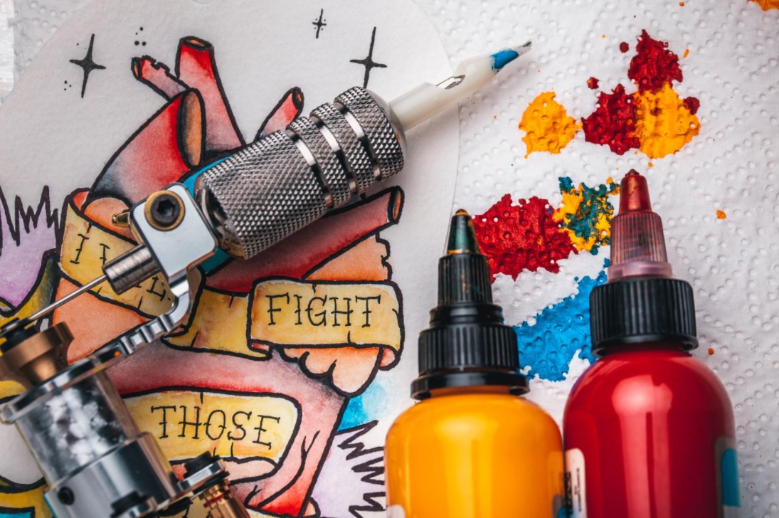 Comprar un kit para tatuar, ¿qué modelo elegir y por dónde comenzar?