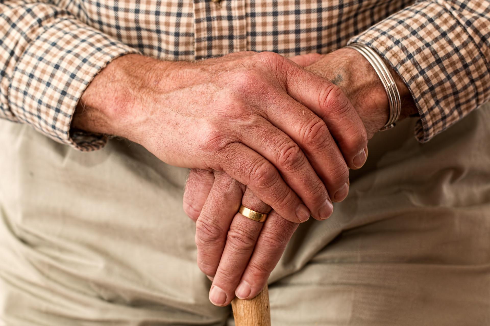 elderly-gc4d890364_1920