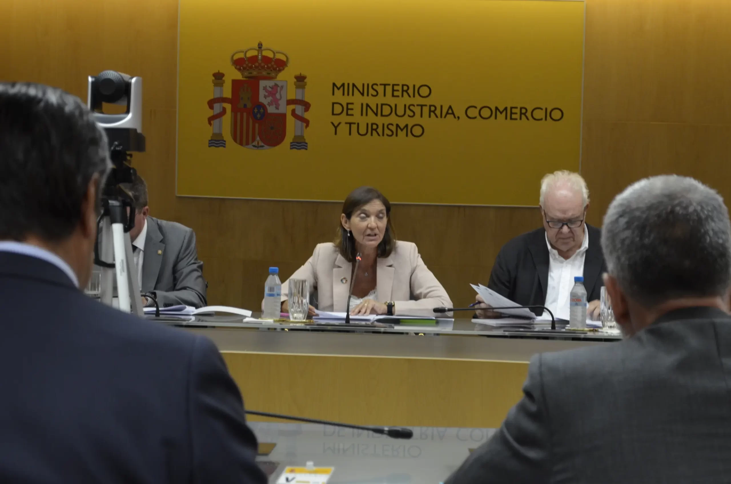El Gobierno convoca la Mesa del Acero para coordinar con el sector y las CCAA medidas eficaces para garantizar la actividad industrial y su transición verde y digital El Gobierno convoca la Mesa del Acero para coordinar con el sector y las CCAA medidas eficaces para garantizar la actividad industrial y su transición verde y digital