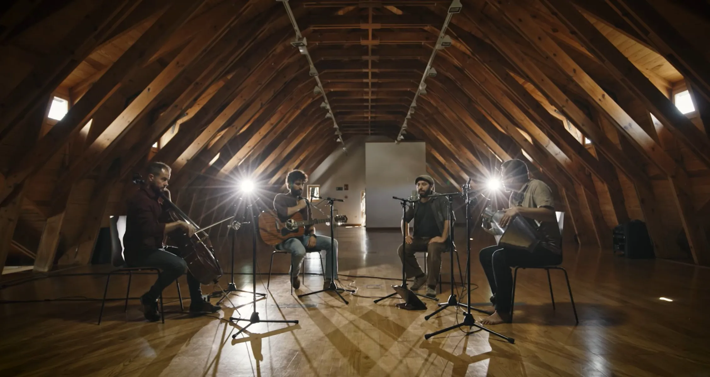 Gille Jové estrena la canción “El Milano” con la colaboración del poeta Héctor Castrillejo y del músico Carlos Herrero de El Naán Gille Jové estrena la canción “El Milano”