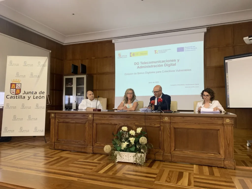 La Junta presenta el bono digital para personas vulnerables