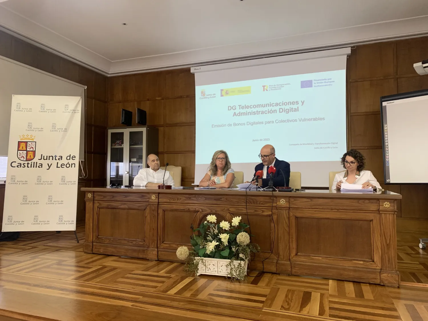 La Junta presenta el bono digital para personas vulnerables