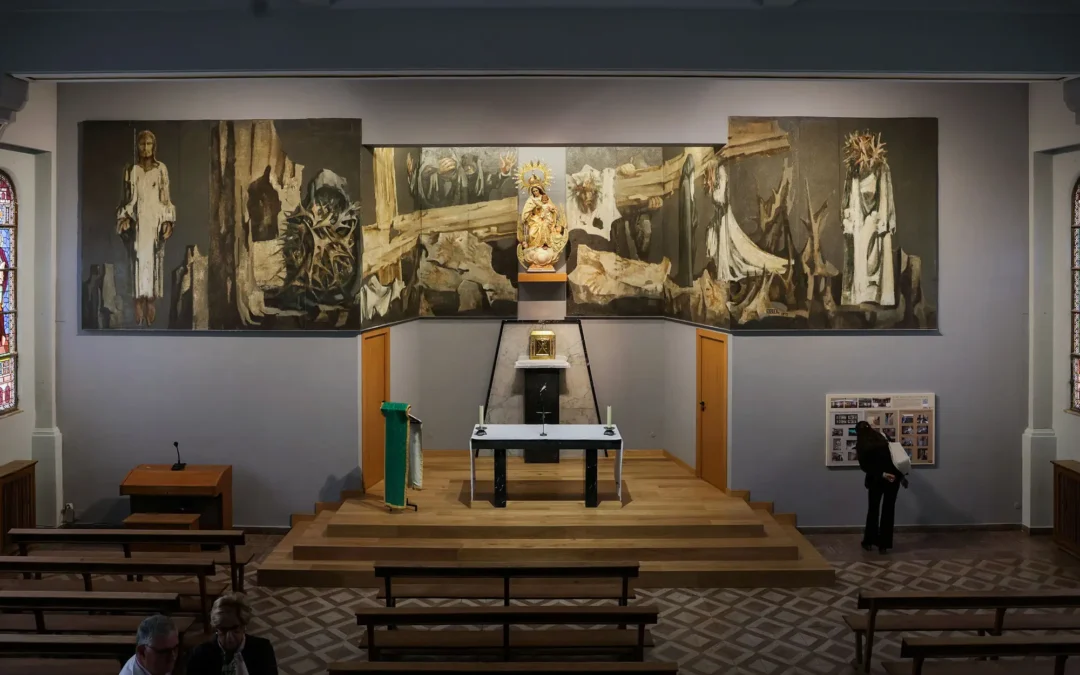 Mañueco visita en Salamanca el mural ‘Vía Crucis’