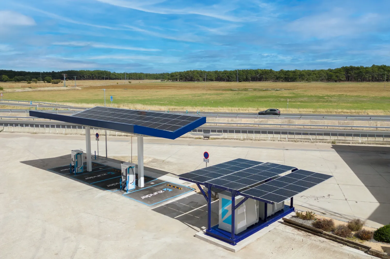 Zunder inaugura las primeras estaciones de carga ultra-rápida autosuficientes en España