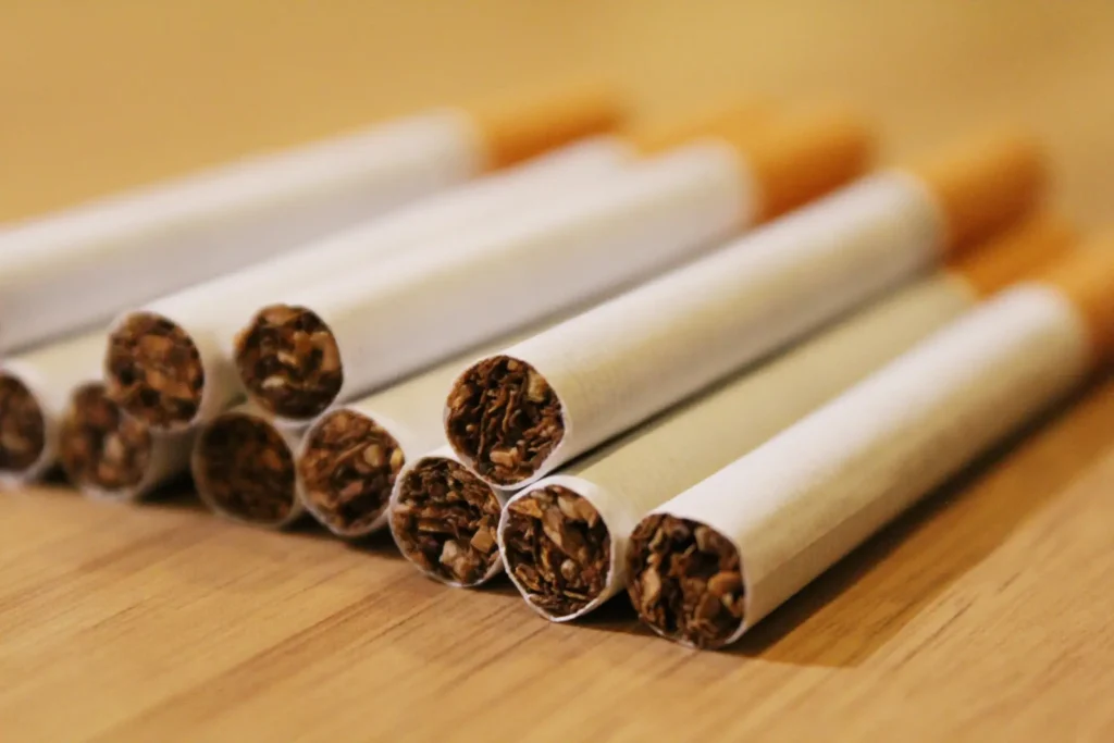 Francia planta cara al tabaco 12 euros la cajetilla y prohibiciones en espacios públicos