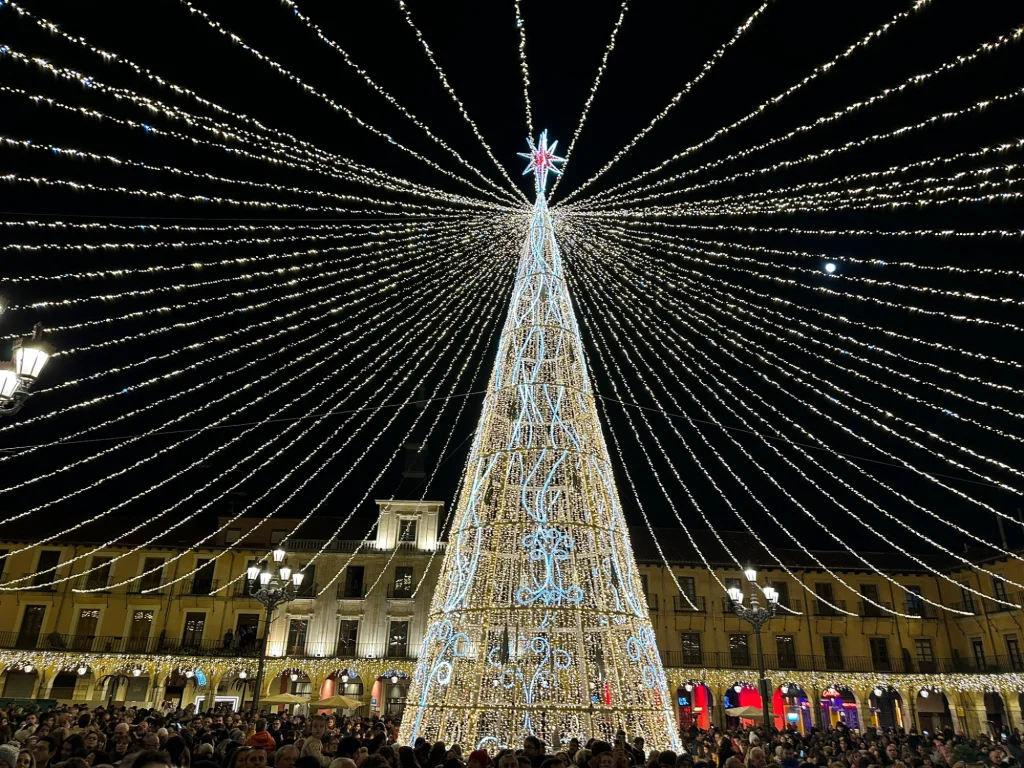 León da la bienvenida a la Navidad con el encendido de las luces de Navidad