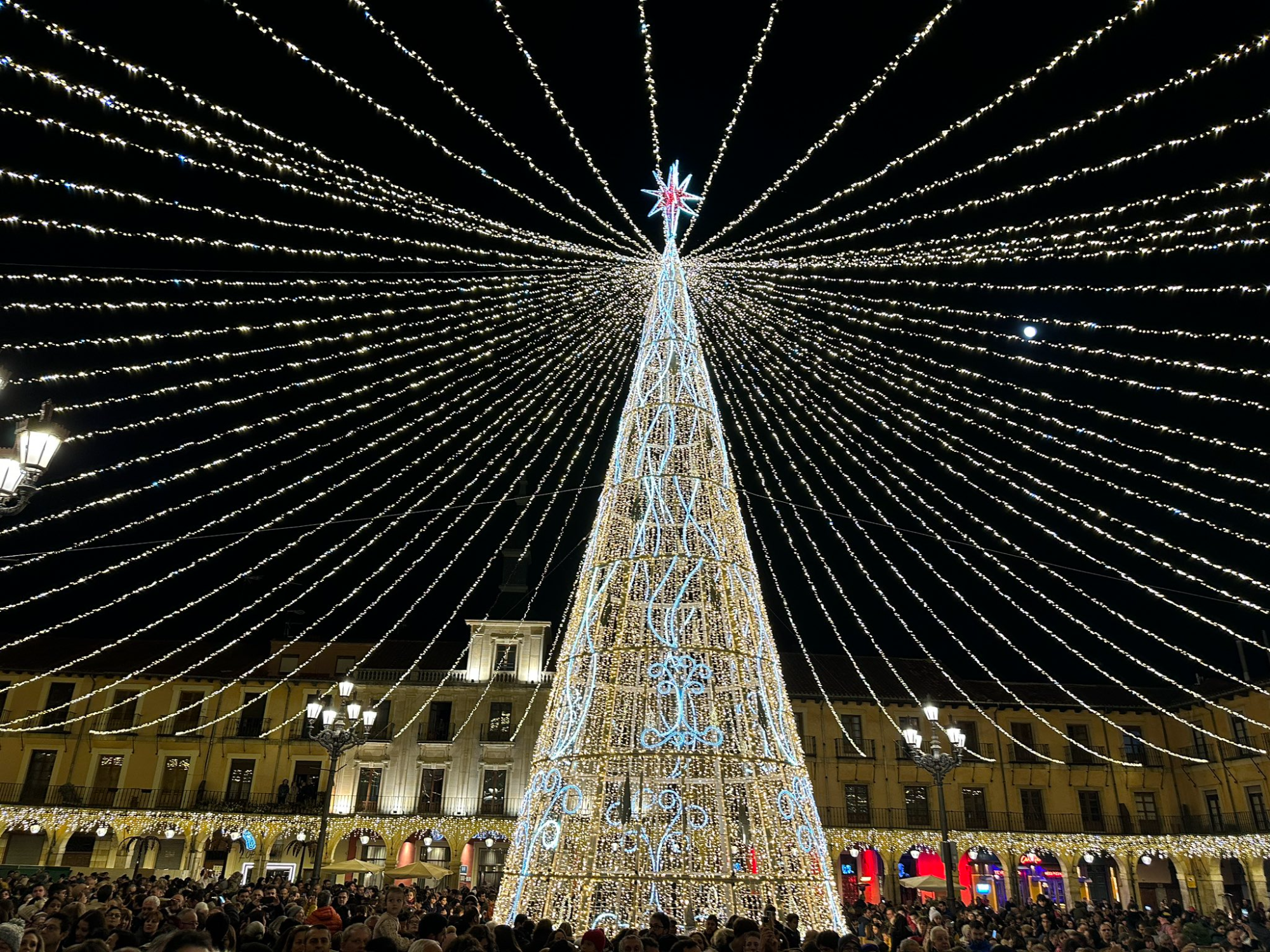 León da la bienvenida a la Navidad con el encendido de las luces de Navidad