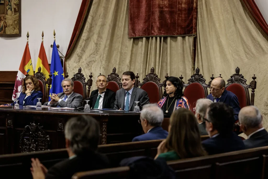 Mañueco remarca la importancia de defender la Constitución