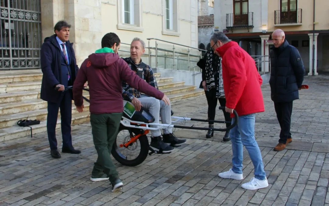 Galletas Gullón dona al Patronato Municipal de Deportes de Palencia una silla todoterreno para personas con movilidad reducida