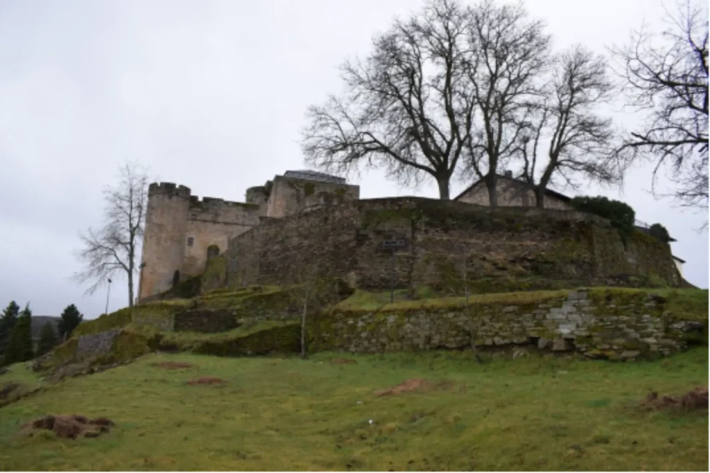Avanzan las obras de restauración en la Muralla del Mariquillo de Puebla de Sanabria