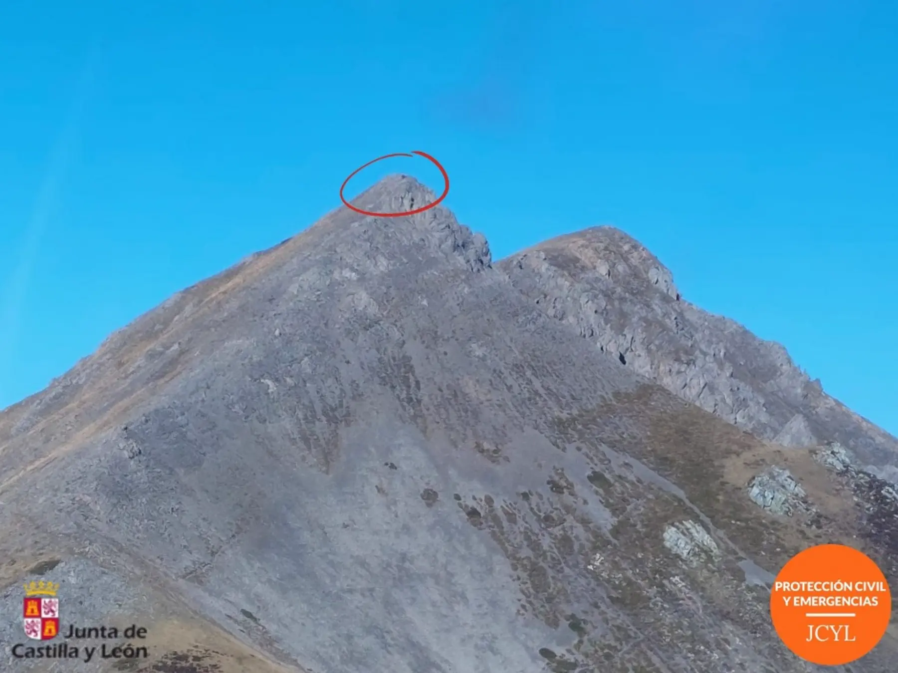 Rescatada una montañera de 57 años con medio cuerpo paralizado en el pico Pileñes Rescatada una montañera de 57 años con medio cuerpo paralizado en el pico Pileñes