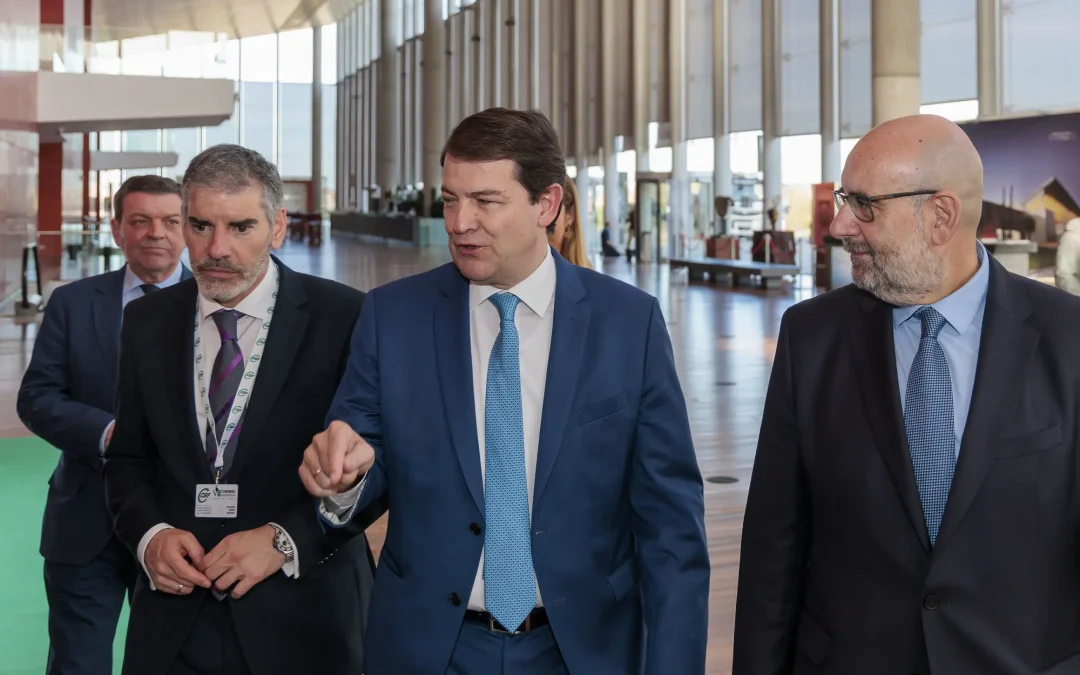 Mañueco ratifica su compromiso con la mejora de las condiciones laborales de los empleados públicos