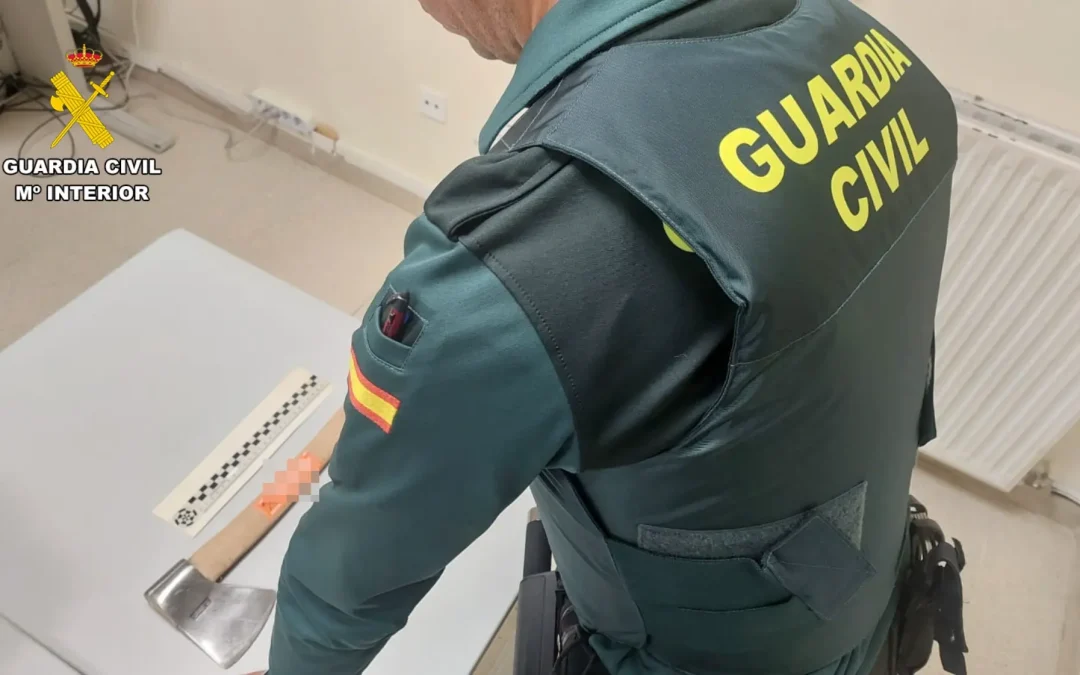 Detenido en Barruelo de Santullán tras amenazar a varios vecinos con un hacha y atentar contra agentes de la autoridad
