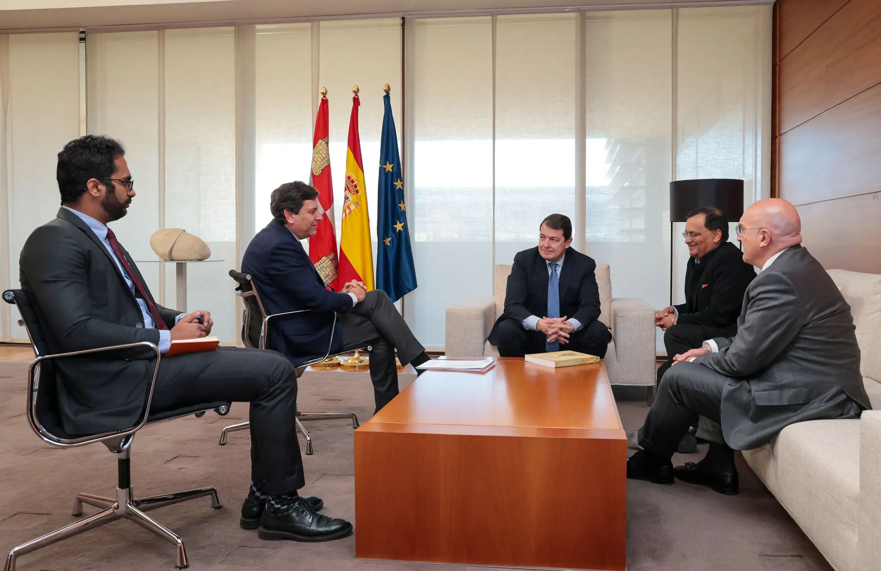 El-presidente-de-la-Junta-se-reune-con-el-embajador-de-la-India-en-Espana