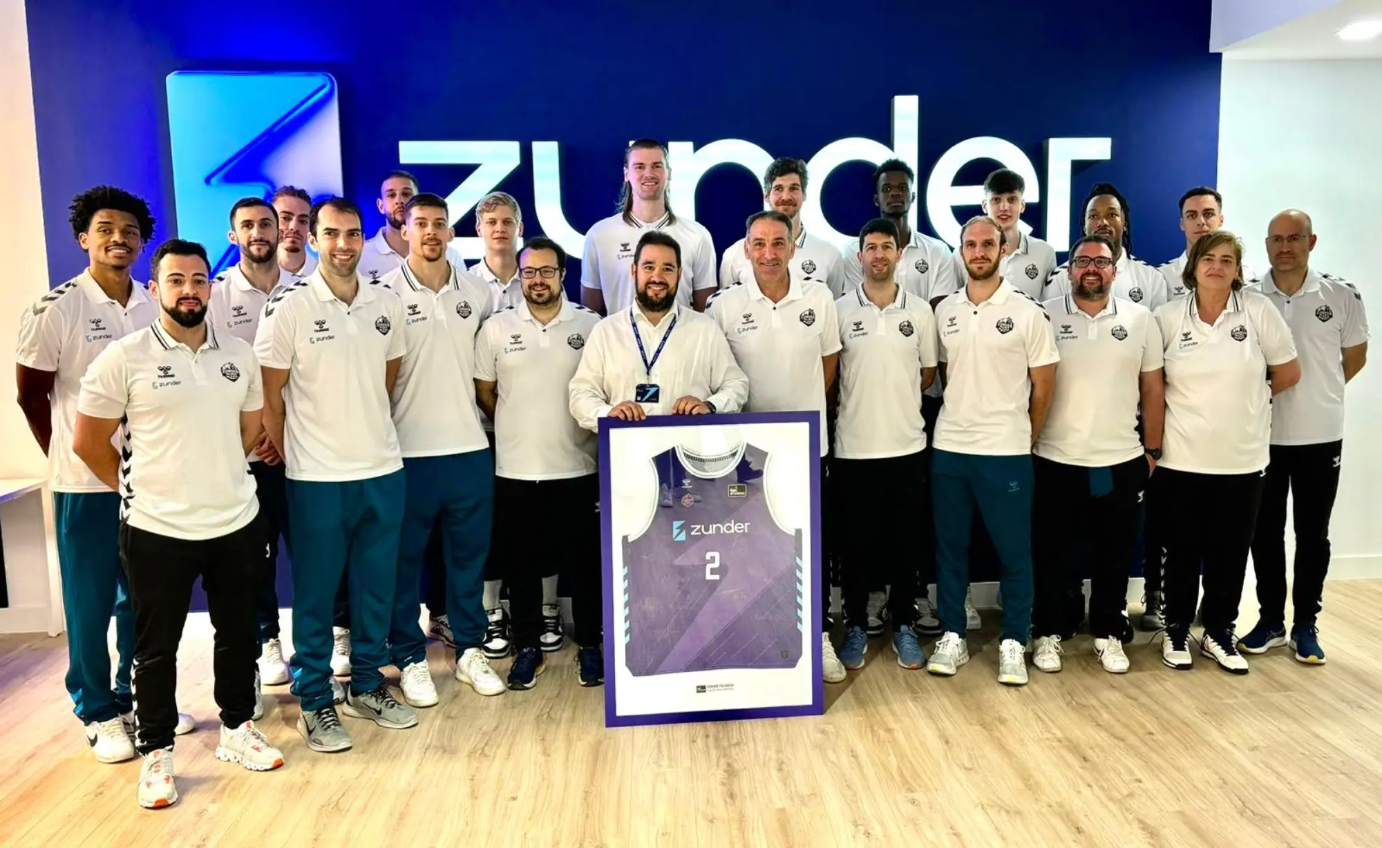 El Zunder Palencia culmina una temporada inolvidable con una visita a las nuevas oficinas de su patrocinador El Zunder Palencia culmina una temporada inolvidable con una visita a las nuevas oficinas de su patrocinador
