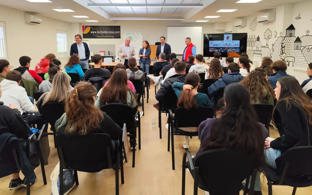 La Junta y Urcacyl muestran los beneficios del cooperativismo a los alumnos de los Centros Integrados de Formación Profesional agraria