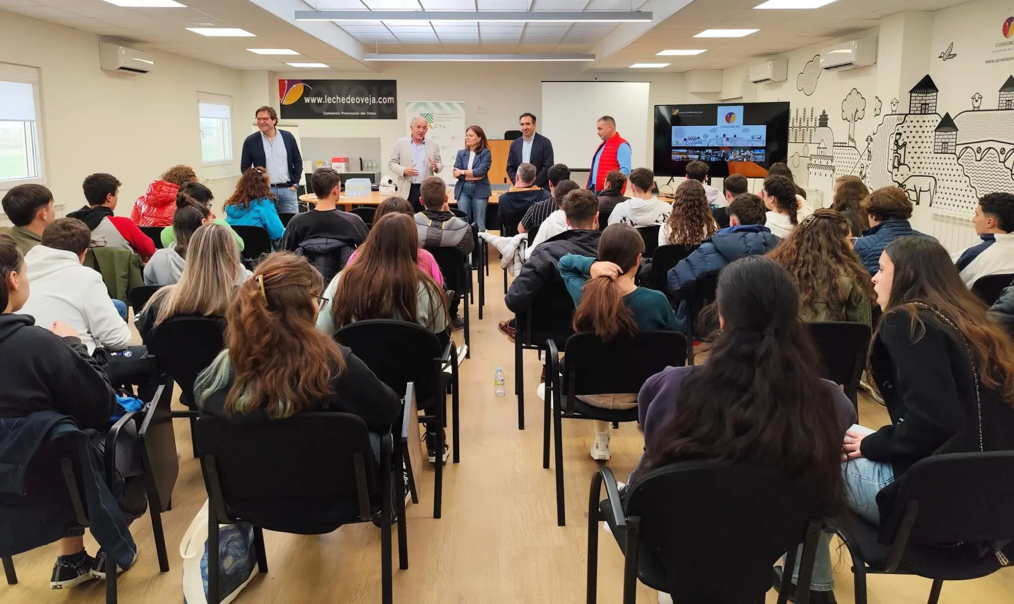 La Junta y Urcacyl muestran los beneficios del cooperativismo a los alumnos de los Centros Integrados de Formación Profesional agraria La Junta y Urcacyl muestran los beneficios del cooperativismo a los alumnos de los Centros Integrados de Formación Profesional agraria
