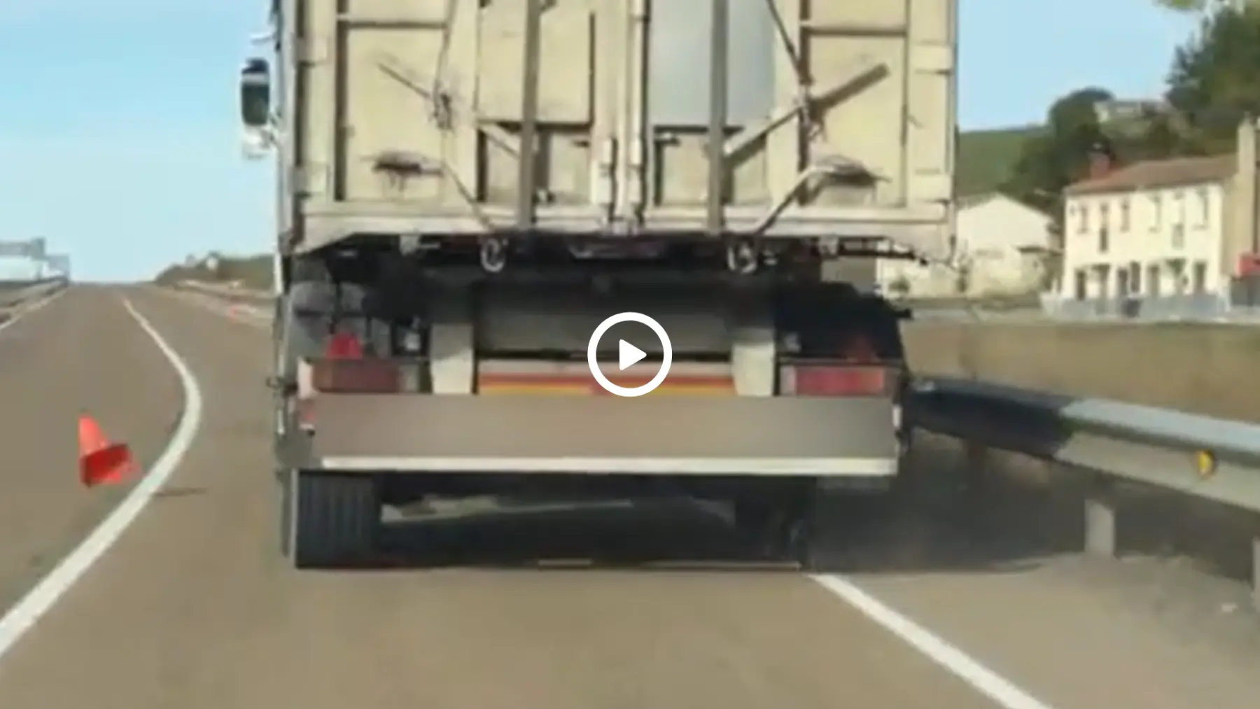 Denunciado el propietario y conductor de un tráiler al derribar 27 conos y deteriorar las marcas viales de la carretera CL-626 en Guardo