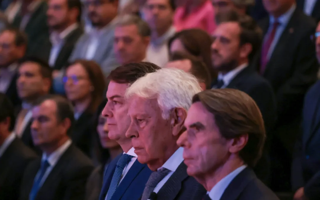 Mañueco destaca el orgullo de Castilla y León al recordar a Adolfo Suárez
