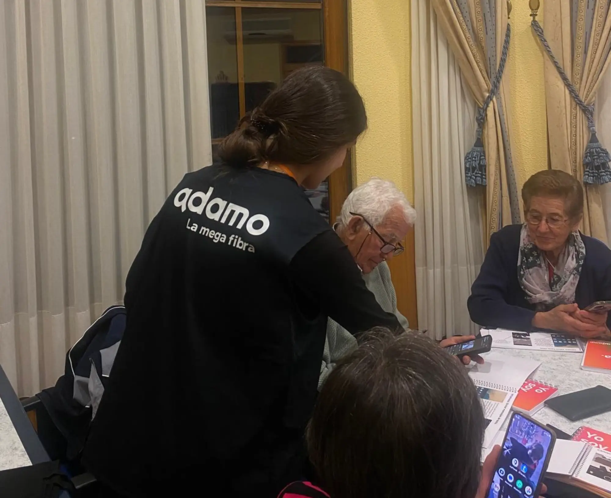 Cerca de 100 mayores participan en talleres de formación tecnológica en cinco municipios de Palencia