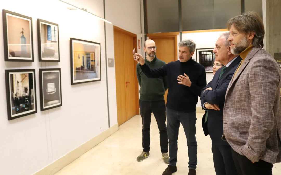 La muestra ‘Ciertos deslumbramientos’ presenta en Palencia un diálogo entre las imágenes de José Ramón Vega y los textos de Tomás Sánchez Santiago