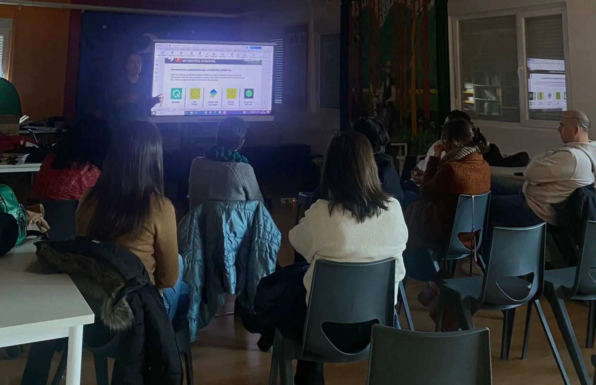 Padres y madres de Aguilar de Campoo y Herrera de Pisuerga participan en talleres para el uso responsable de Internet en menores