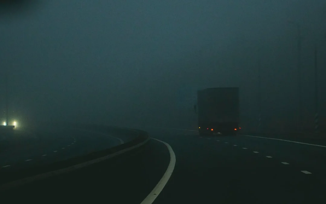Colisión por la niebla en la A-62 en Dueñas: nueve vehículos involucrados y cuatro heridos